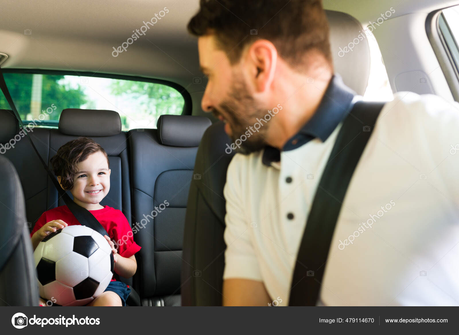 Fürsorglicher Mann Und Vater Blickt Auf Seinen Kleinen Jungen Auto -  Stockfotografie: lizenzfreie Fotos © tonodiaz 479114670