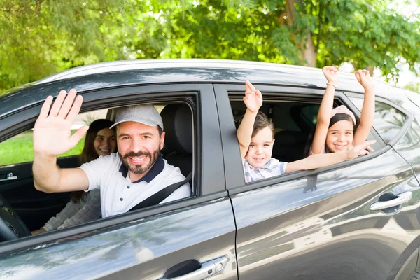 Portrait Beau Père Ses Petits Enfants Heureux Saluant Assis Intérieur — Photo