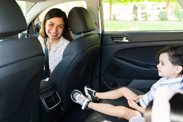 你兴奋吗 在一次令人兴奋的家庭旅行中 迷人的年轻妈妈和她们可爱的孩子们坐在车尾聊天 — 图库照片