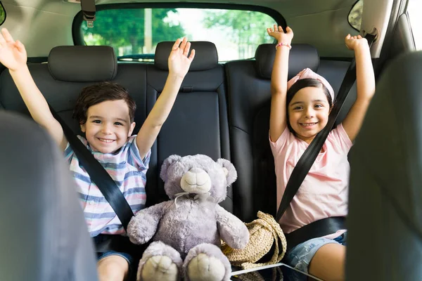 Pequeños Hermanos Alegres Sentados Coche Mientras Celebran Sienten Felices Por —  Fotos de Stock