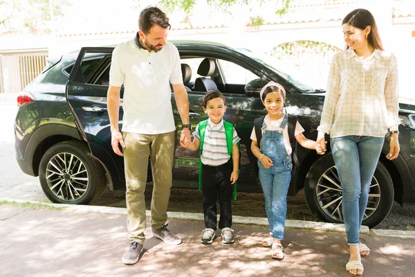 Vacker Lycklig Familj Med Små Barn Som Står Bredvid Bilen — Stockfoto