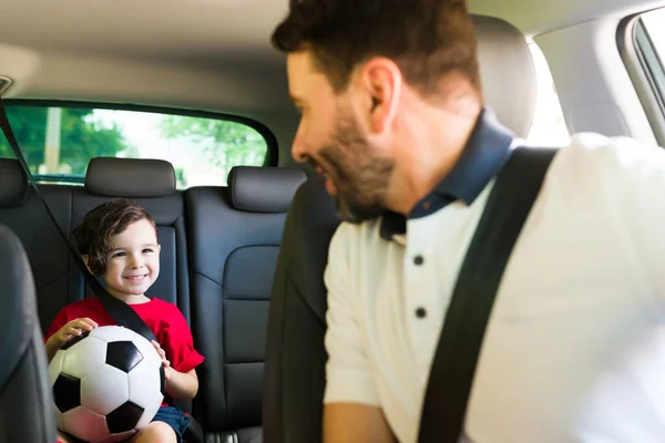 Cuidar Hombre Padre Mirando Hacia Atrás Pequeño Niño Coche Hablando —  Fotos de Stock