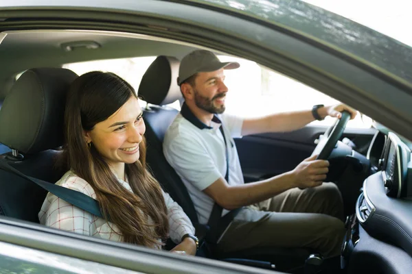 美しいです若いです女性笑いと冗談で彼女の幸せなボーイフレンドや夫と一緒に運転しながら休暇スポット — ストック写真