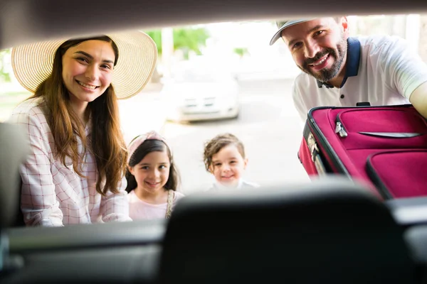 Very Excited Vacationing Happy Young Family Smiling Making Eye Contact — Stock Photo, Image