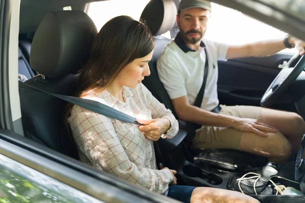 Redo För Resan Attraktiv Kvinna Och Man Sätter Säkerhetsbältet Bilen — Stockfoto