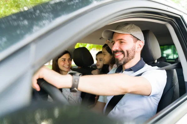 Divirtiéndose Mucho Durante Viaje Por Carretera Padres Jóvenes Llevando Sus —  Fotos de Stock