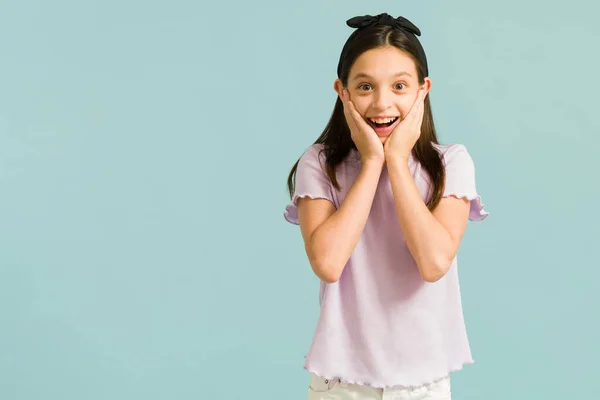 Puedo Creerlo Emocionada Chica Caucásica Con Sus Manos Cara Gritando — Foto de Stock