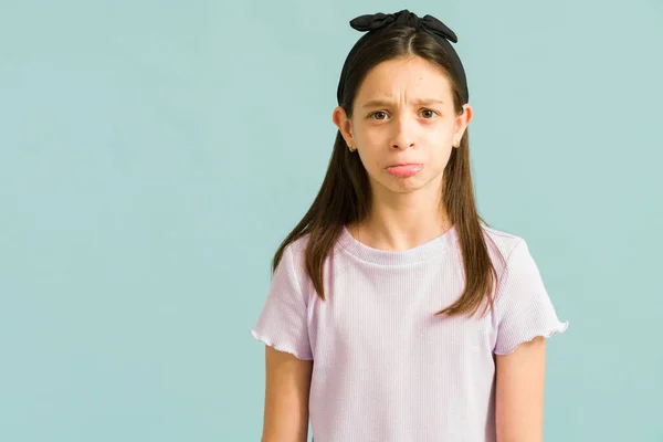 Vous Prie Jolie Fille Préadolescence Avec Arc Cheveux Boudant Demandant — Photo