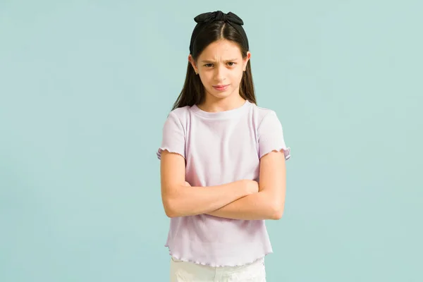 Een Woedeaanval Schattig Klein Meisje Met Haar Armen Gekruist Oogcontact — Stockfoto