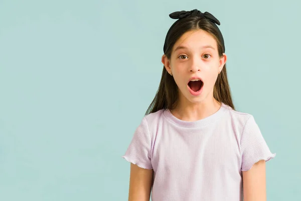 Förvånad Och Chockad Kaukasiska Lilla Flicka Med Munnen Öppen Efter — Stockfoto