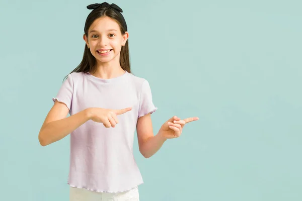 Cheerful Preteen Girl Pointing Both Hands Copy Space Promoter Little — Stock Photo, Image