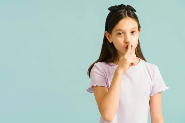 Guarde Segredo Menina Silenciosa Colocando Dedo Seus Lábios Mantendo Segredo — Fotografia de Stock