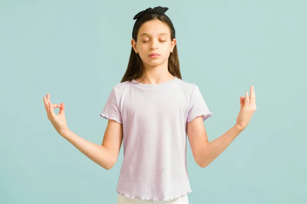 Modo Zen Jovem Calma Respirando Fundo Meditando Com Olhos Fechados — Fotografia de Stock