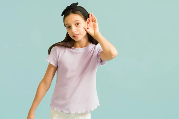 Tudnál Hangosabban Beszélni Imádnivaló Fiatal Lány Hozza Fülét Közel Hallgatni — Stock Fotó