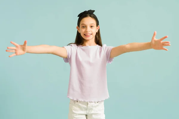 Quero Dar Abraço Menina Encantadora Abrindo Braços Para Abraçar Ente — Fotografia de Stock