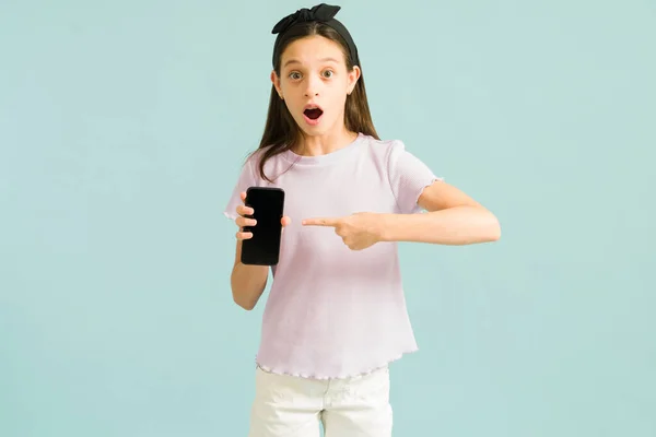 Wow Dieses Smartphone Ist Das Beste Kleines Mädchen Promoter Zeigt — Stockfoto