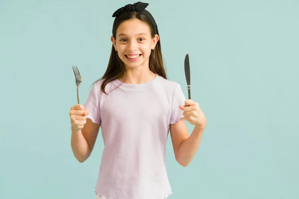 Klaar Eten Hongerig Meisje Lacht Terwijl Een Vork Een Mes — Stockfoto