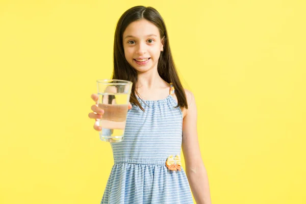 水を飲みたいか 誰かに水を提供する幸せな美しい女の子 健康的なプリティーガール飲料水 — ストック写真