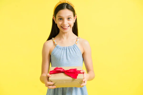 Aufgeregtes Junges Mädchen Mit Strahlendem Lächeln Das Ein Geburtstagsgeschenk Macht — Stockfoto