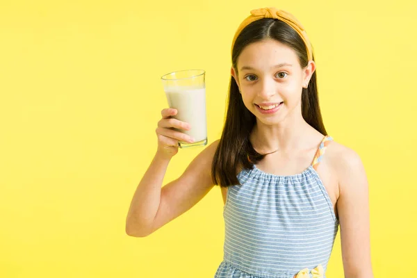 Encantadora Niña Bebiendo Vaso Leche Retrato Una Linda Chica Feliz — Foto de Stock