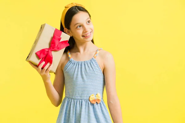 Que Passa Menina Adorável Tremendo Presente Tentando Adivinhar Que Está — Fotografia de Stock