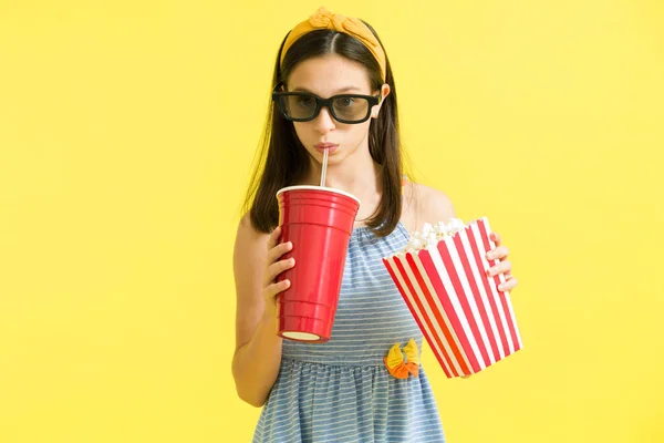 私は映画に来るのが好きです 美しいですPreteen女の子飲料ソーダと食べるポップコーン中にザ3D映画を見ますザ劇場で — ストック写真