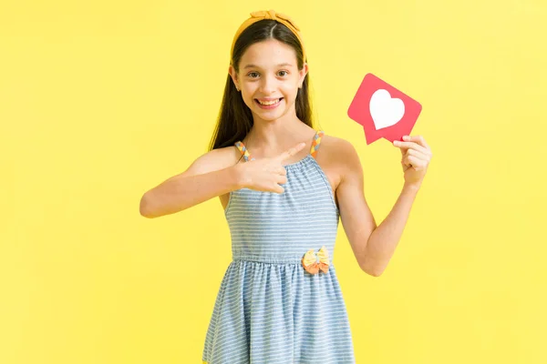 Люблять Публікації Соціальних Мережах Красива Маленька Дівчинка Вказує Кнопку Серцем — стокове фото