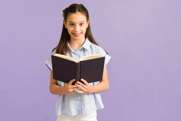 Njuter Fantastisk Historia Porträtt Smart Liten Flicka Som Håller Bok — Stockfoto