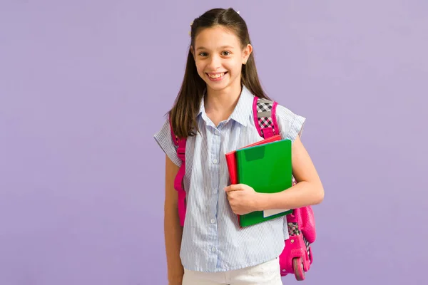 Retrato Uma Garotinha Caucasiana Sorrindo Enquanto Carregava Uma Mochila Rosa — Fotografia de Stock