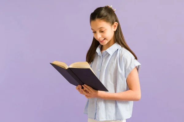 Söt Liten Flicka Läser Intressant Historia Bok Smart Preteen Flicka — Stockfoto