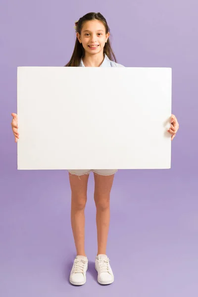 Nettes Preteen Mädchen Trägt Ein Lässiges Outfit Mit Kurzen Hosen — Stockfoto