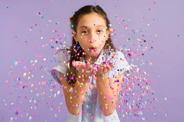 Adorable Jovencita Soplando Jugando Con Confeti Durante Una Feliz Celebración — Foto de Stock