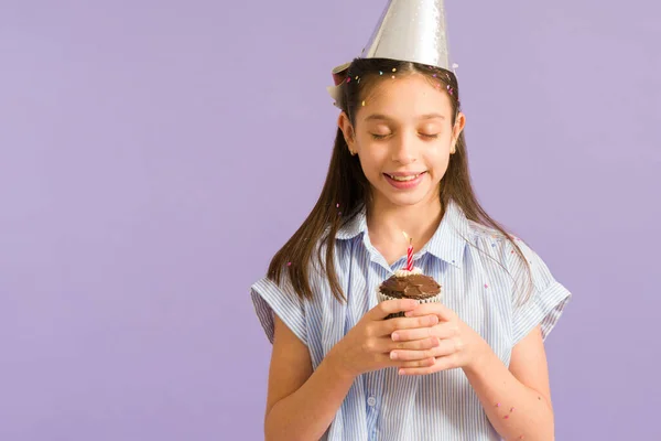 Make Wish Adorable Young Girl Her Eyes Closed Thinking Her — Stock Photo, Image