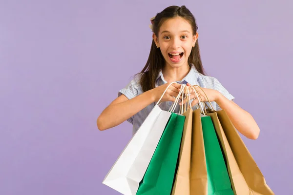 Comprei Muitas Coisas Giras Menina Bonita Carregando Monte Sacos Compras — Fotografia de Stock