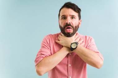 Yardım etsene! 30 'larında sıkıntılı bir adamın portresi boğulurken göz teması kuruyor ve ellerini boynuna koyuyor.