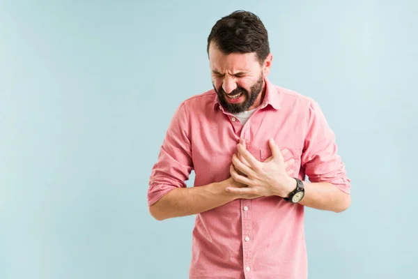 30代のヒスパニック系の男性は心臓発作を起こし 胸痛に苦しんでいた 心血管疾患のある中年男性 — ストック写真