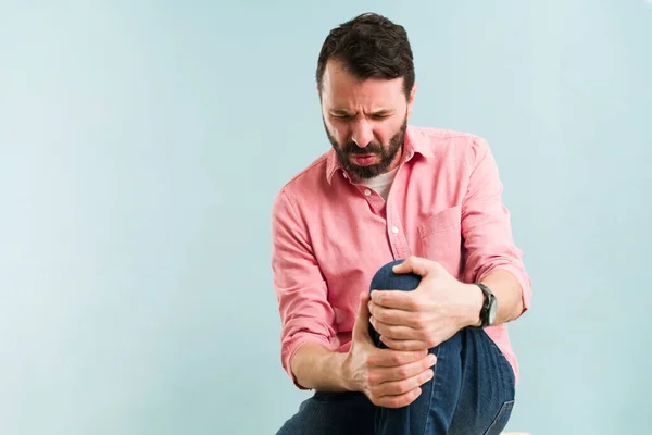 Hombre Latino Con Una Lesión Rodilla Hombre Atractivo Con Dolor —  Fotos de Stock