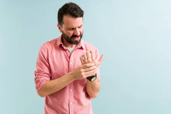 Hombre Hispano Preocupado Que Tiene Dolor Las Manos Debido Artritis —  Fotos de Stock