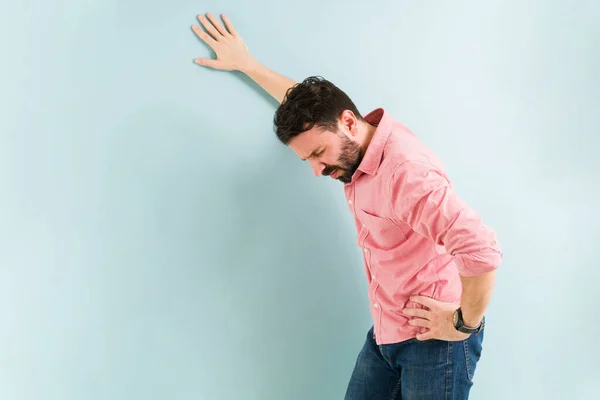 Triste Hombre Unos Años Sintiéndose Mareado Tratando Equilibrarse Contra Fondo —  Fotos de Stock