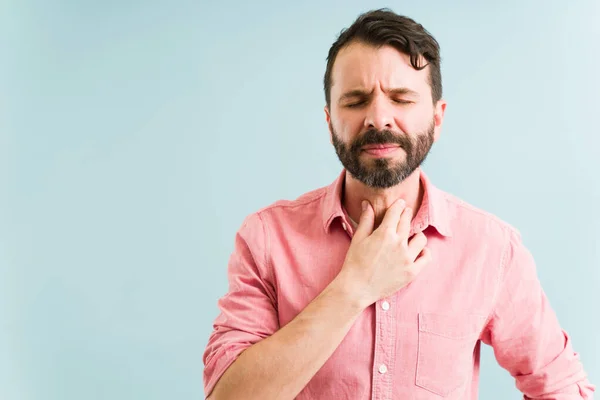 Hombre Preocupado Unos Años Con Dolor Garganta Irritación Hombre Latino —  Fotos de Stock