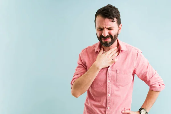Suffering Sore Throat Isolated Background Latin Man Reflux Because Heavy — Stock Photo, Image