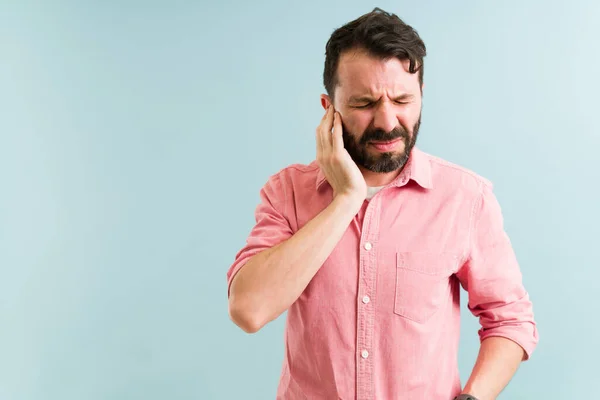 남자가 귀에서 소리를 듣는게 걱정이야 감염때문에 만지는 고통받는 — 스톡 사진