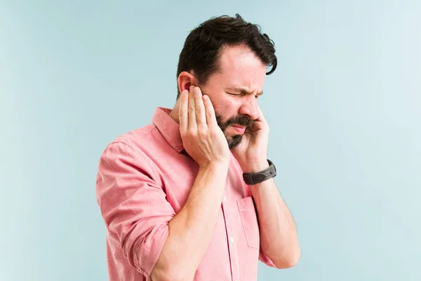 Ich Hasse Laute Geräusche Gestresster Mann Mit Schmerzen Den Ohren — Stockfoto