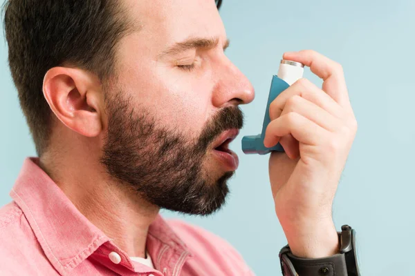 Close Attractive Hispanic Man Having Difficulty Breathing Using Inhaler Prevent — Stock Photo, Image