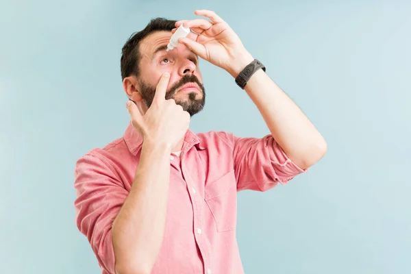 Hombre Estresado Con Una Infección Poniendo Gotas Para Los Ojos — Foto de Stock