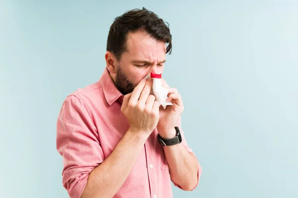 Fotografía Hombre Atractivo Con Una Hemorragia Nasal Hombre Latino Estornudando —  Fotos de Stock