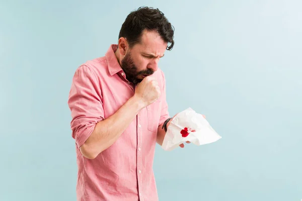 Dospělý Muž Kašle Krev Kvůli Dýchacím Potížím Plicím Latinský Muž — Stock fotografie