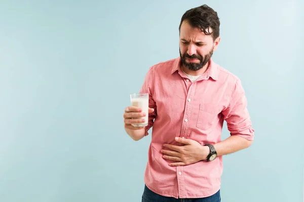 Aku Tidak Suka Susu Pria Kesal Mencoba Untuk Minum Segelas — Stok Foto