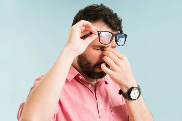 Uitgeput Aantrekkelijke Man Verwijderen Van Zijn Leesbril Zich Moe Voelen — Stockfoto