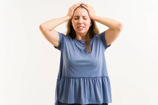 Bella Donna Agonia Strofinando Testa Pur Avendo Una Forte Emicrania — Foto Stock